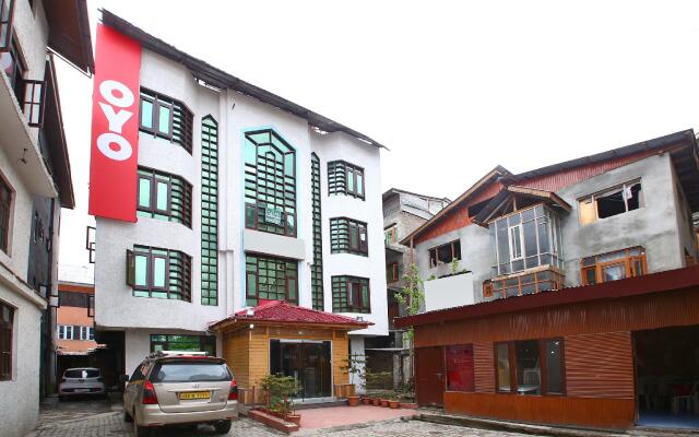OYO 18872 Hotel Azad