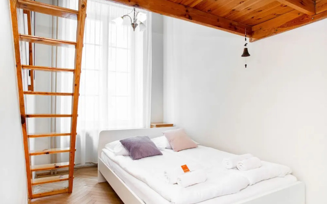 Apartment Swietojanska Warsaw by Renters