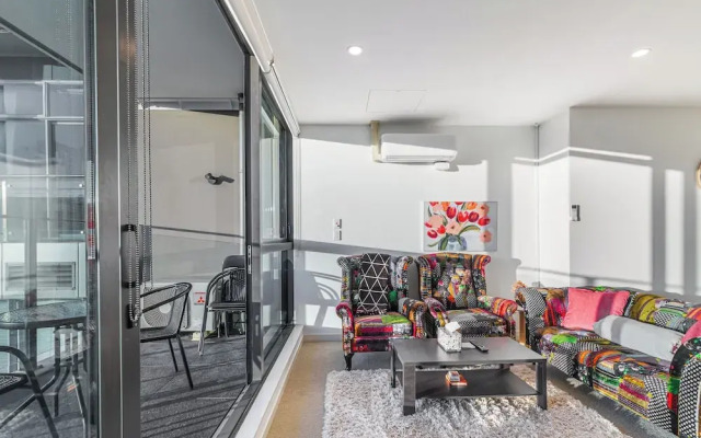 2Br Cbd Gem With City Views
