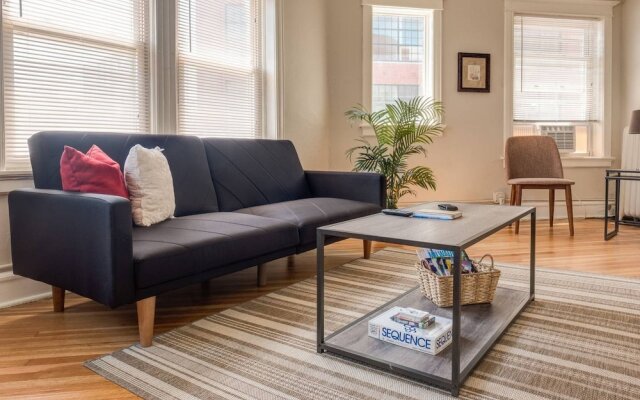 Lively 1 Bedroom Apt Near Lake