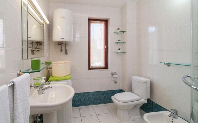 Nice Home in Split With Sauna, Wifi and 7 Bedrooms