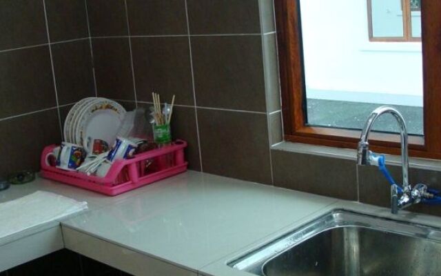 White House Homestay