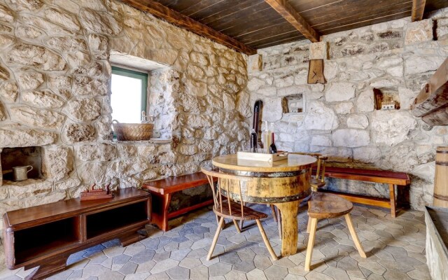 Rustic Stone House Bajeli with Jacuzzi