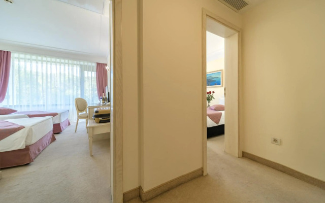 Palace Hotel - Sunny Day Resort