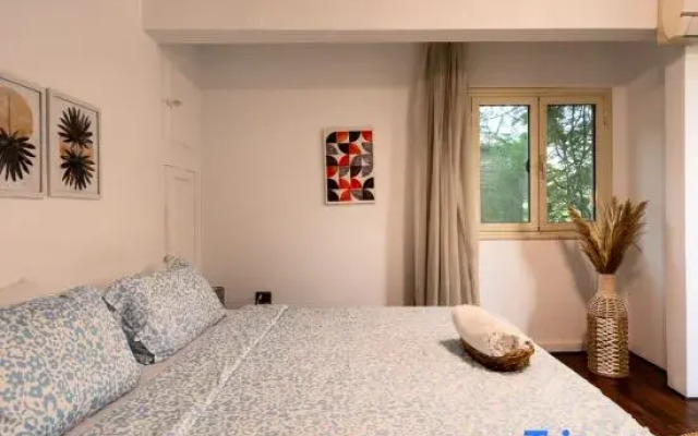 Modern Retreat | Smart TV | 2min to Riverfront