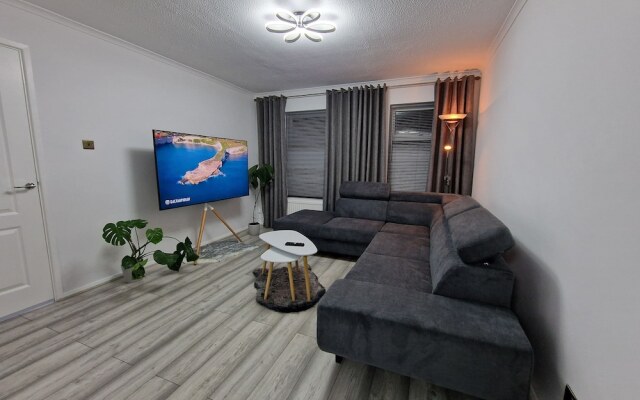Modern And Spacious 3 Bedrooms Family House