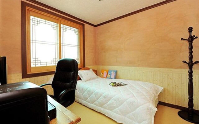Yeongju Pusoksa Maple Road Pension