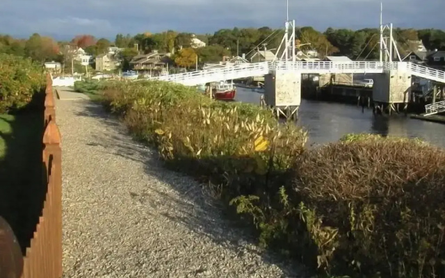 Perkins Cove Gem - Q934