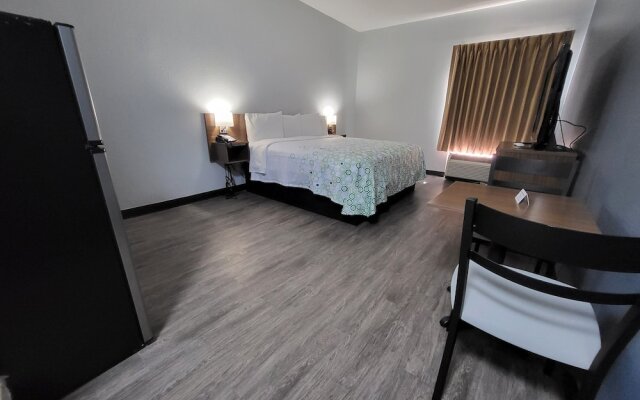 HomeTowne Studios by Red Roof Prattville