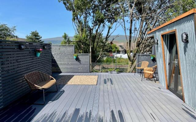 Stylish, central studio with kitchen & large deck
