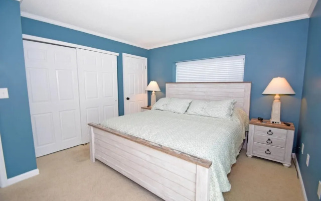 Harbour Island 401m 3 Bedroom Condo by RedAwning