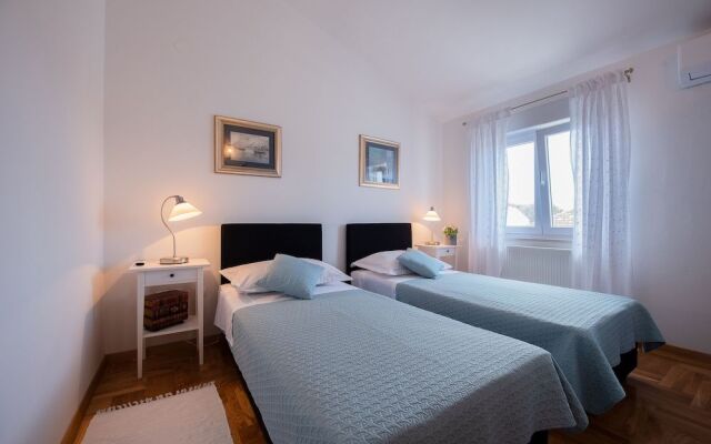 Spacious Chic Residence