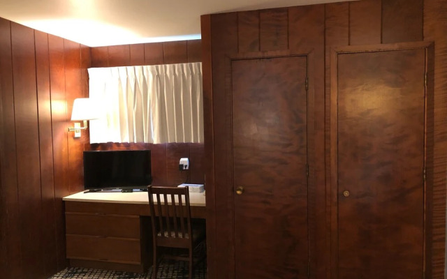 Curly Redwood Lodge