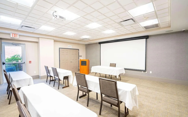 Country Inn & Suites State College