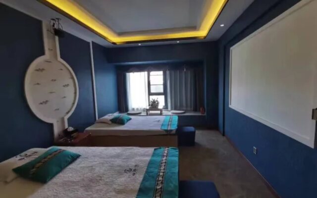 Vienna Hotel (Kunming Municipal Government Chunrong Street Subway Station)