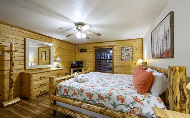 Lacey Dogwood Family Cabin With Free Wifi and Private BBQ by Redawning