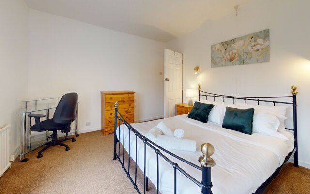 4 Bedroom Home - Sleeps 10 - Free Parking