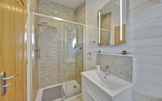 Host Stay Mahonia Lodge