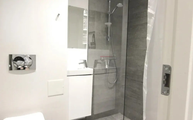 Great 2-bed w Balcony