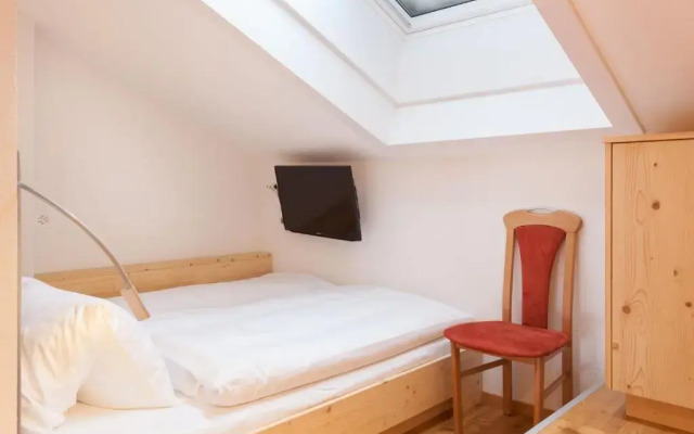Julen Wendelin, Hotel Touring