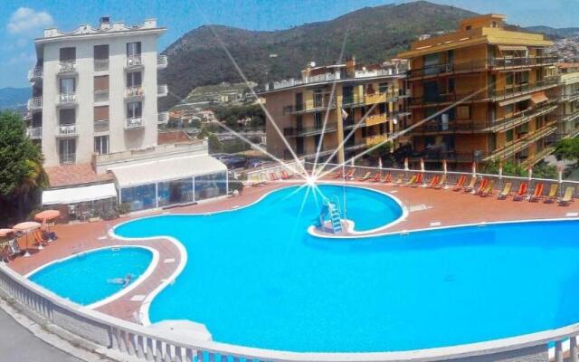 650 metri dal Mare - WiFi - Terrazzo - Piscina - A/C