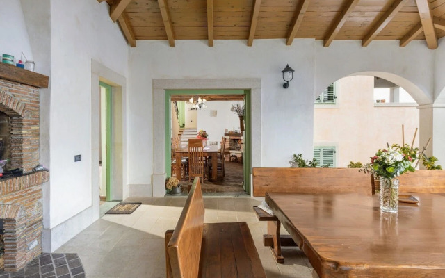 Amazing Pool & Whirlpool Villa Mirna