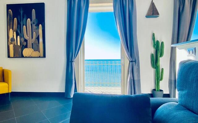 Sea View Apartment 5 mt from the beach