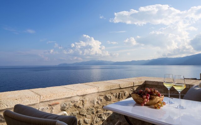 Moni Emvasis Luxury Suites