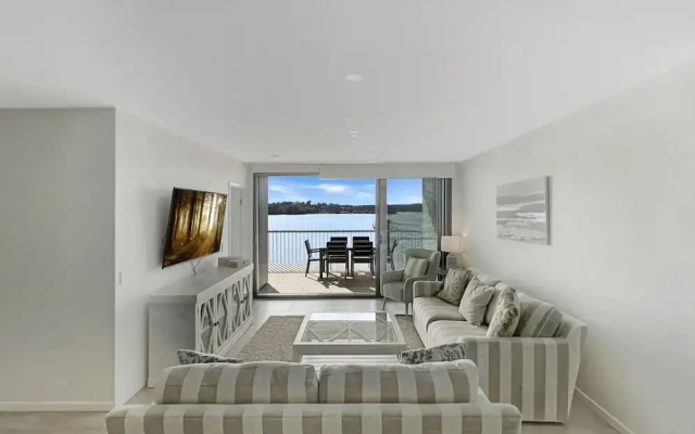 Elegantly Spacious 3-bed Unit Overlooking the Bay