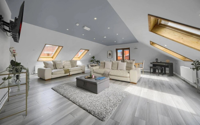 Luxury Penthouse Suite - Swansea Central - Beach