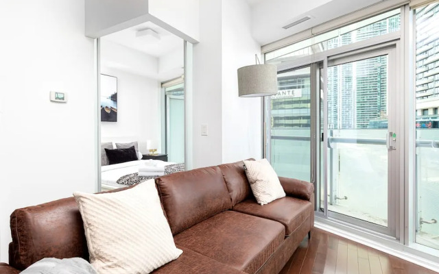 Downtown Toronto Condo near Scotiabank Arena
