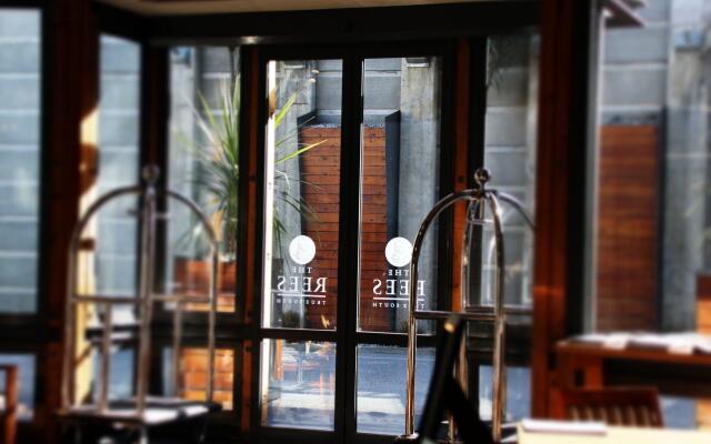 The Rees Hotel, Luxury Apartments & Lakeside Residences