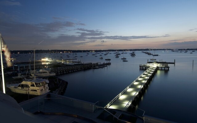 Fathoms Hotel & Marina