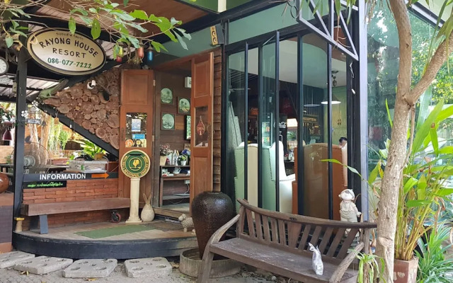 Rayonghouse Resort