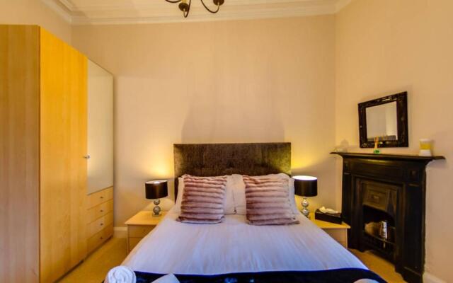 Spacious 3BR Apt moments from the Meadows & Old Town