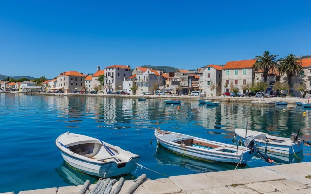 Apartment Antonio, on the Seafront With Garden
