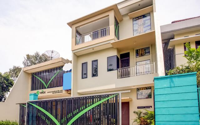 OYO 90037 Rumah Verde