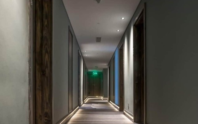 Trademark Hotel, Terrace King Single Room in Nairobi No003