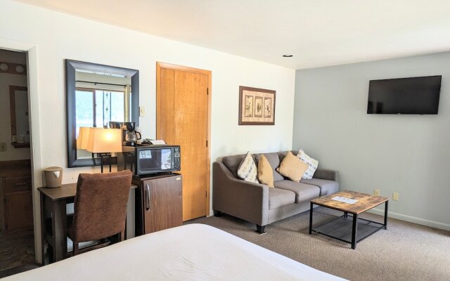 Western Riviera Lakeside Lodging