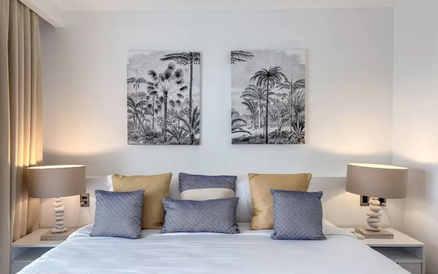 Luxury 3 Bedroom Apartment at the Beach