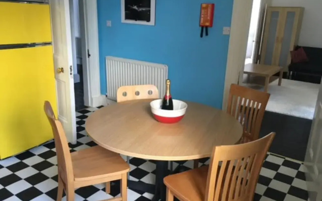 Spacious 4 Bedrooms Apartment in City Centre