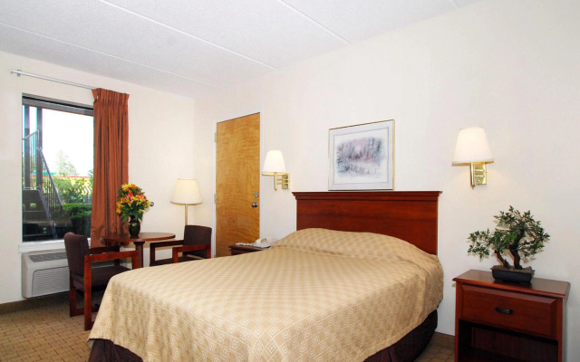 Econo Lodge Inn & Suites