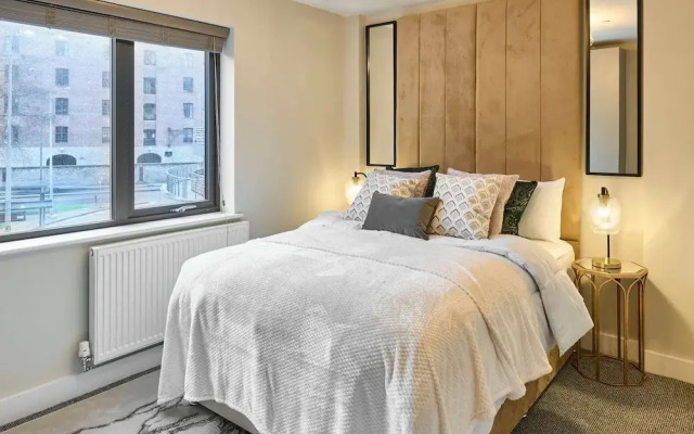 Host Stay Chic Townhouse by the Docks