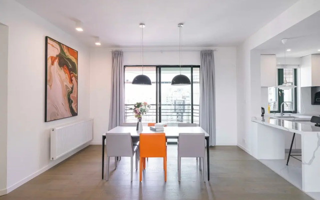 Tyms Elegant 4BR 2BA Apt in Xujiahui