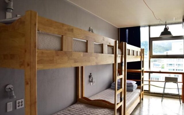 Life Guesthouse - Hostel