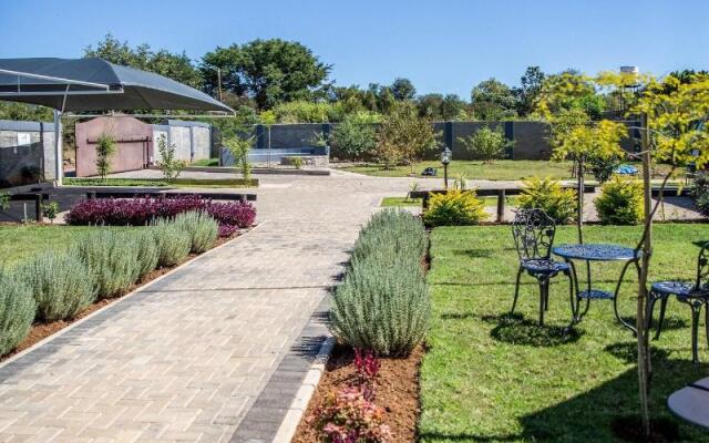 TshiBerry Bed & Breakfast