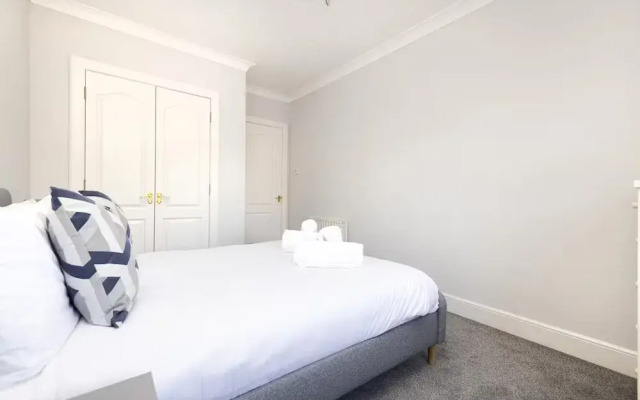 Modern Flat with Free Parking
