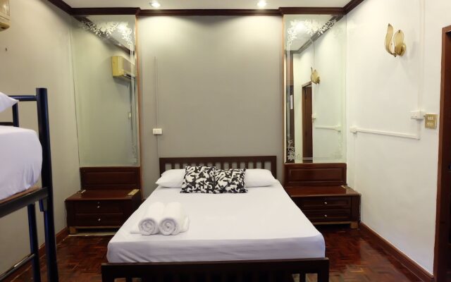 Manii Hostel Asoke