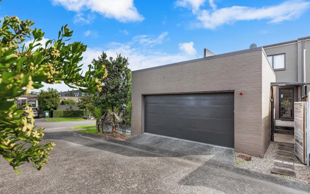 Comfy 4BR Home w/ Mt. Wellington View Zodiak Stays