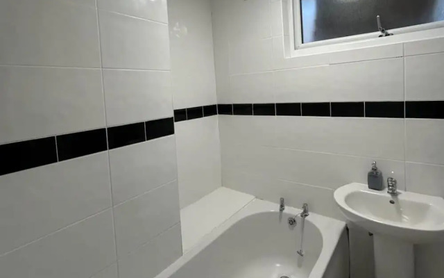 Modern Cosy Spacious 4 Bedroom House